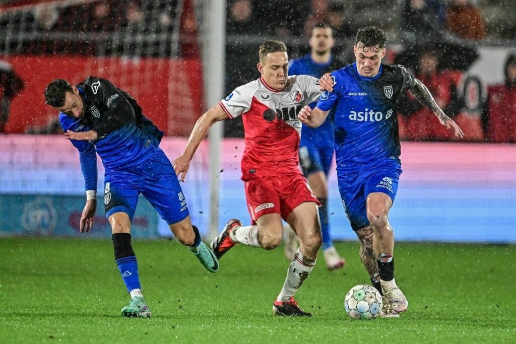 Nhận định soi kèo Heracles vs Utrecht lúc 02h00 ngày 5/2/2025 nhan-dinh-soi-keo-heracles-vs-utrecht-luc-02h00-ngay-5-2-2025-1