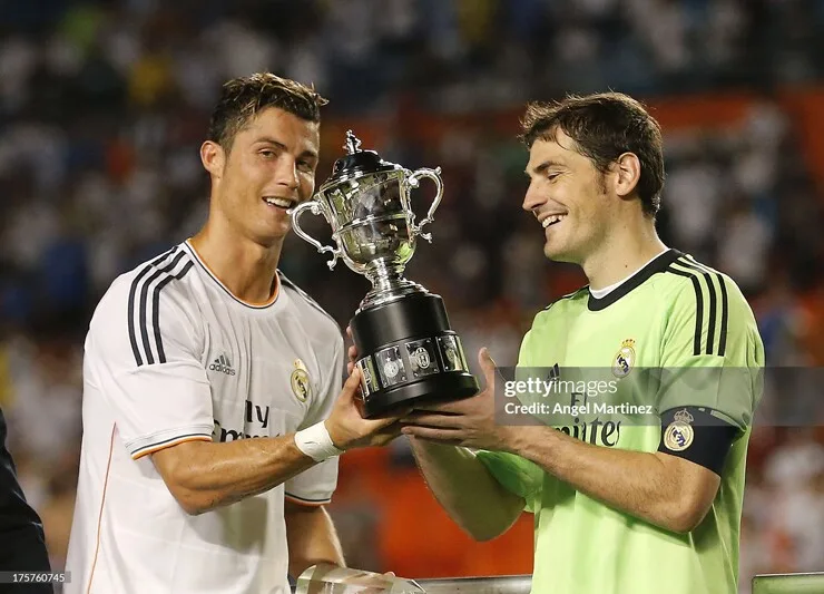 Huyền thoại Real Casillas bất ngờ “cà khịa” Ronaldo, bênh Messi hết lời